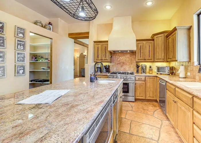 1/2 Mi To Airport Mesa! Hot Tub Haven W/ Mtn Views