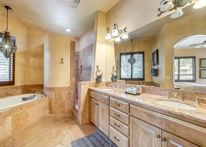 1/2 Mi To Airport Mesa! Hot Tub Haven W/ Mtn Views