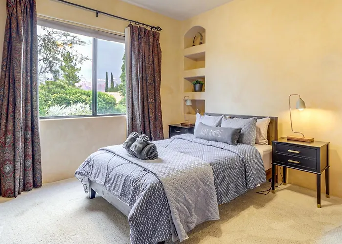 1/2 Mi To Airport Mesa! Hot Tub Haven W/ Mtn Views Ferienhaus